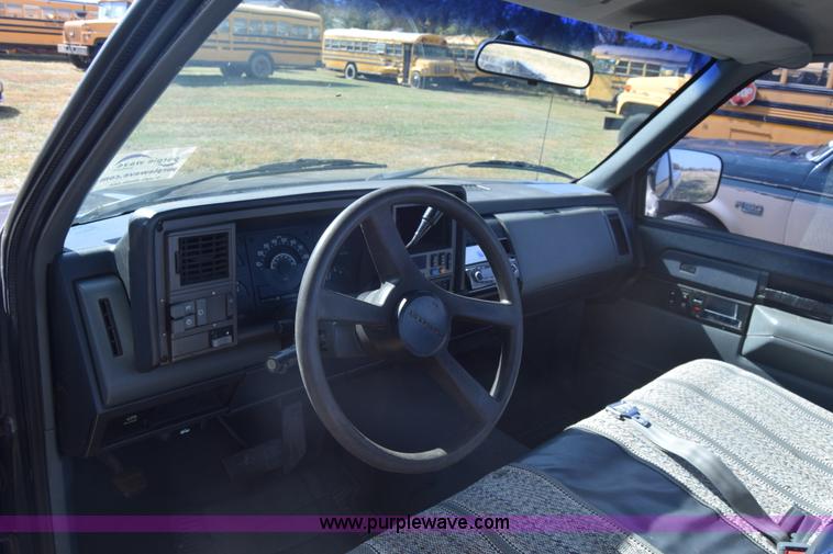 image for item J7024 1989 Chevrolet C1500 pickup truck