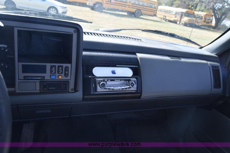 image for item J7024 1989 Chevrolet C1500 pickup truck