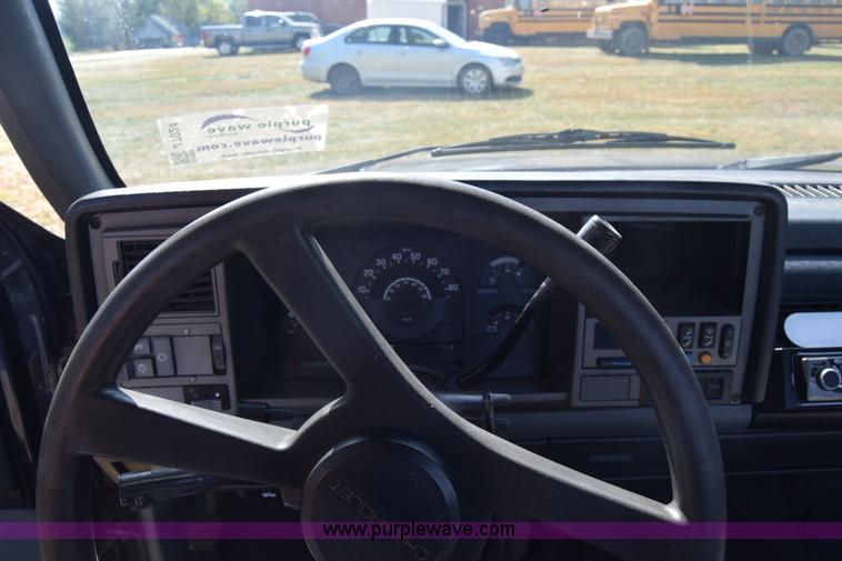 image for item J7024 1989 Chevrolet C1500 pickup truck