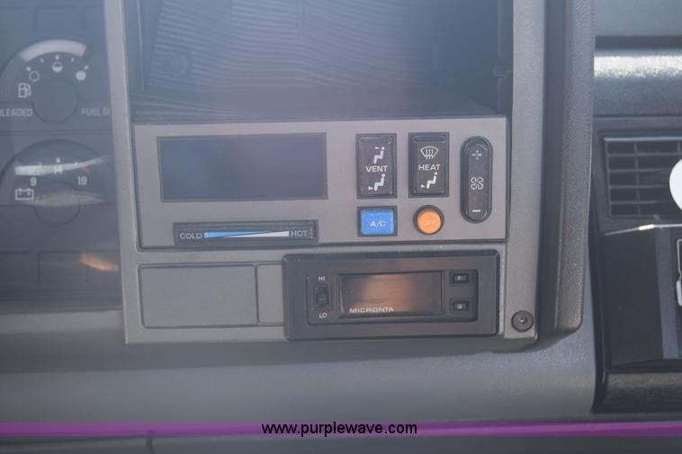 image for item J7024 1989 Chevrolet C1500 pickup truck