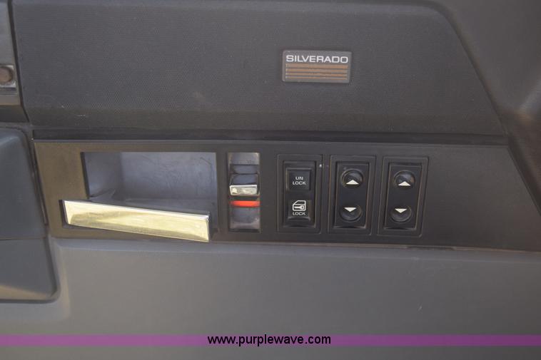 image for item J7024 1989 Chevrolet C1500 pickup truck