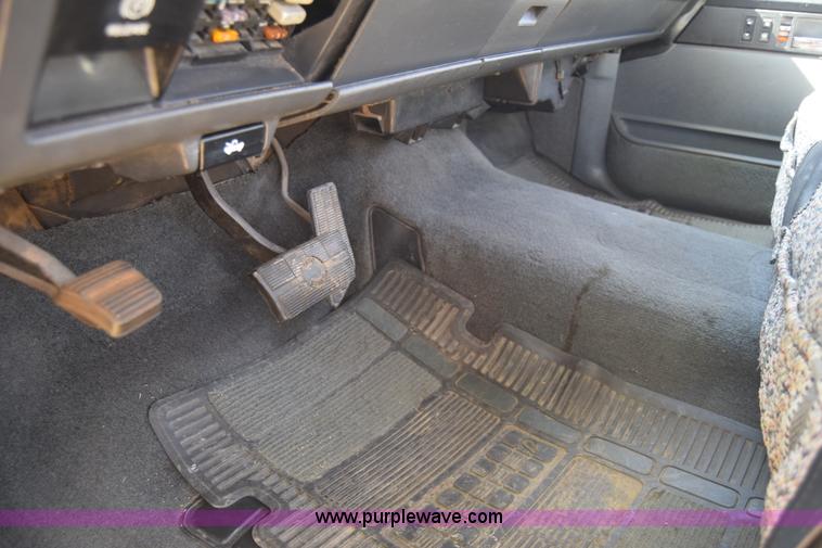 image for item J7024 1989 Chevrolet C1500 pickup truck