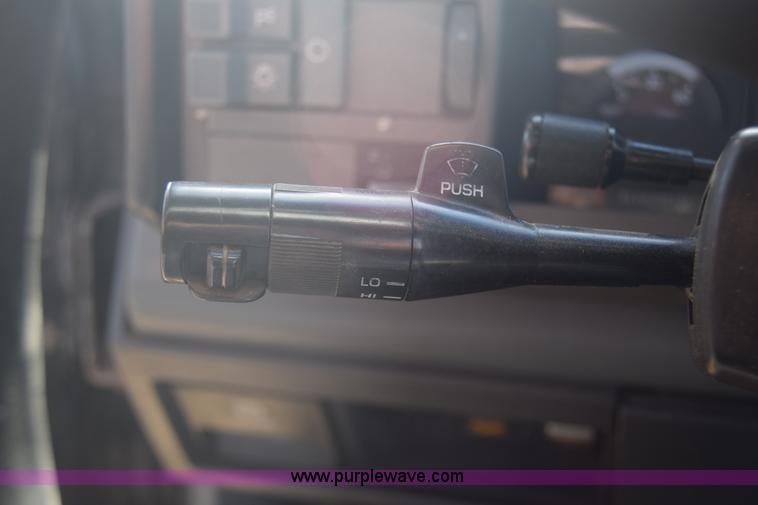 image for item J7024 1989 Chevrolet C1500 pickup truck