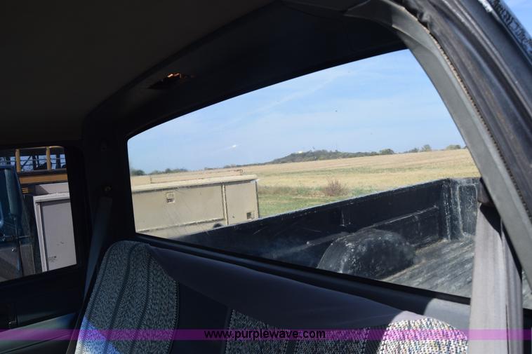 image for item J7024 1989 Chevrolet C1500 pickup truck