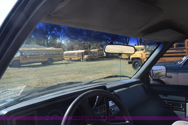 image for item J7024 1989 Chevrolet C1500 pickup truck