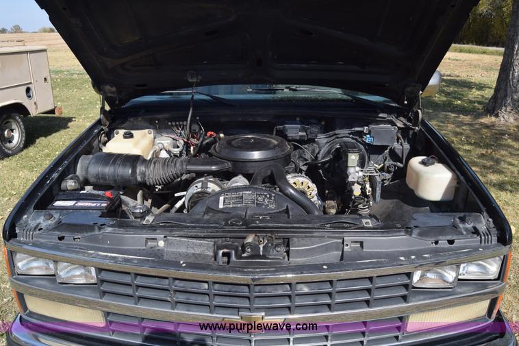 image for item J7024 1989 Chevrolet C1500 pickup truck