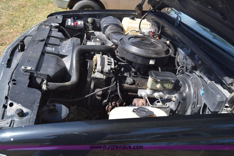 image for item J7024 1989 Chevrolet C1500 pickup truck