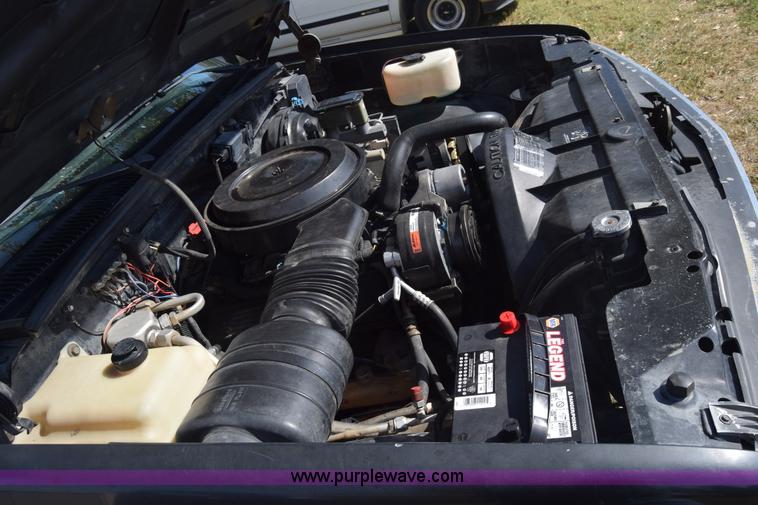 image for item J7024 1989 Chevrolet C1500 pickup truck