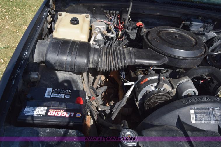 image for item J7024 1989 Chevrolet C1500 pickup truck