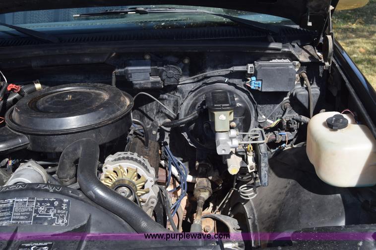 image for item J7024 1989 Chevrolet C1500 pickup truck