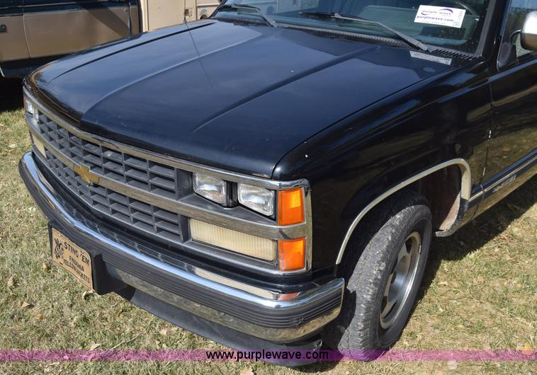 image for item J7024 1989 Chevrolet C1500 pickup truck