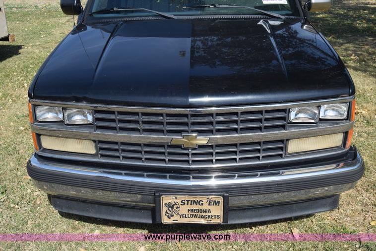image for item J7024 1989 Chevrolet C1500 pickup truck