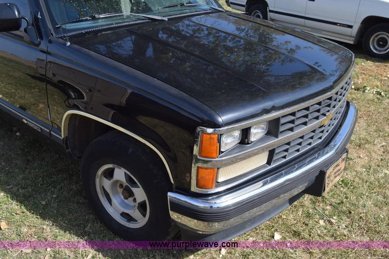 image for item J7024 1989 Chevrolet C1500 pickup truck