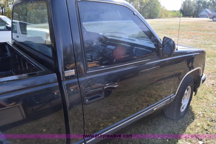 image for item J7024 1989 Chevrolet C1500 pickup truck