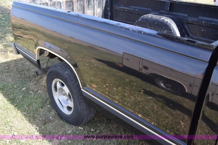 image for item J7024 1989 Chevrolet C1500 pickup truck