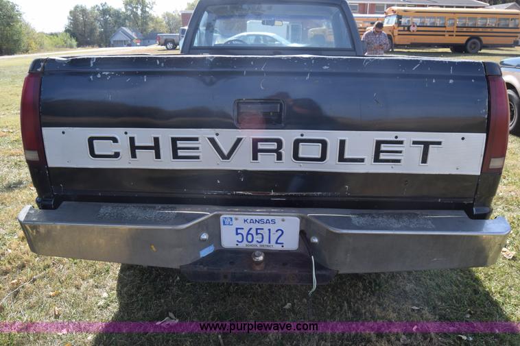 image for item J7024 1989 Chevrolet C1500 pickup truck