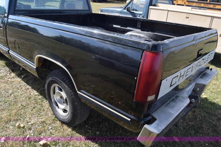 image for item J7024 1989 Chevrolet C1500 pickup truck
