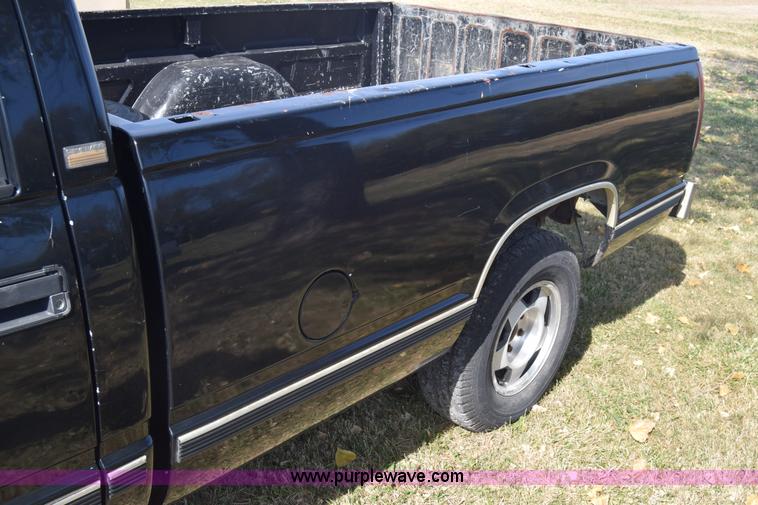 image for item J7024 1989 Chevrolet C1500 pickup truck