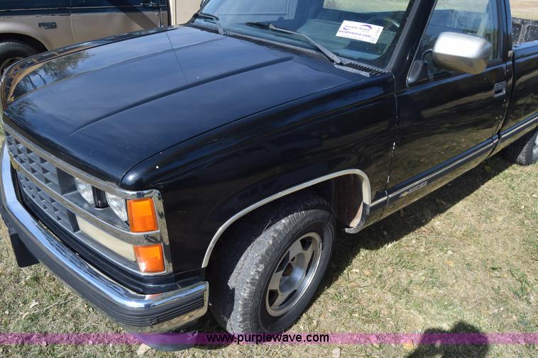 image for item J7024 1989 Chevrolet C1500 pickup truck