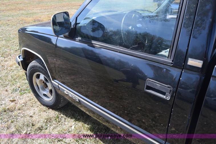 image for item J7024 1989 Chevrolet C1500 pickup truck