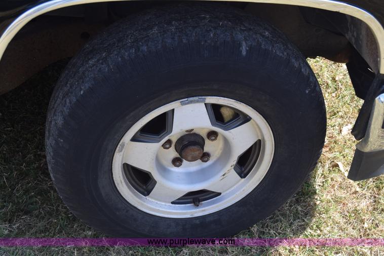 image for item J7024 1989 Chevrolet C1500 pickup truck