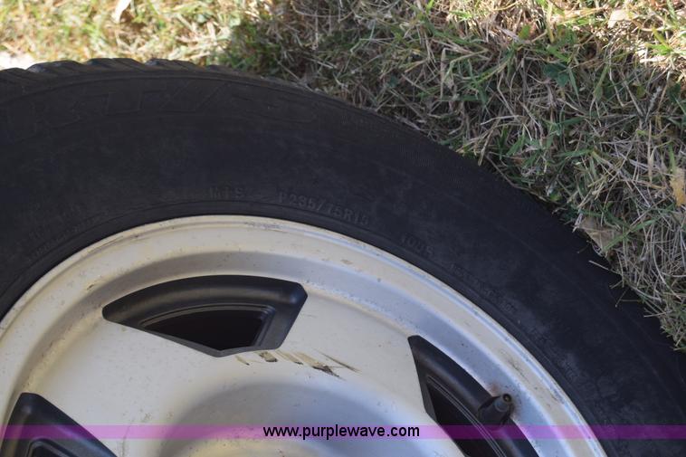 image for item J7024 1989 Chevrolet C1500 pickup truck