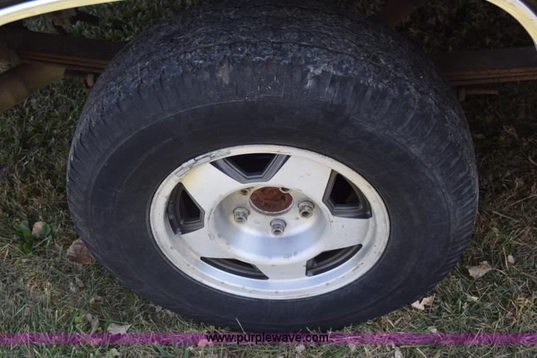 image for item J7024 1989 Chevrolet C1500 pickup truck