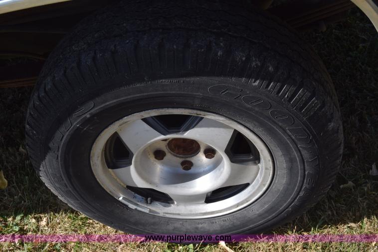 image for item J7024 1989 Chevrolet C1500 pickup truck