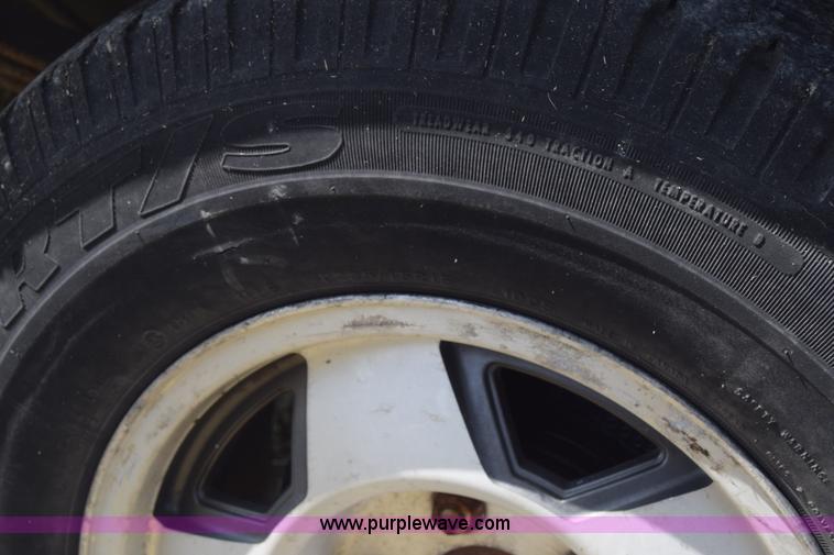 image for item J7024 1989 Chevrolet C1500 pickup truck