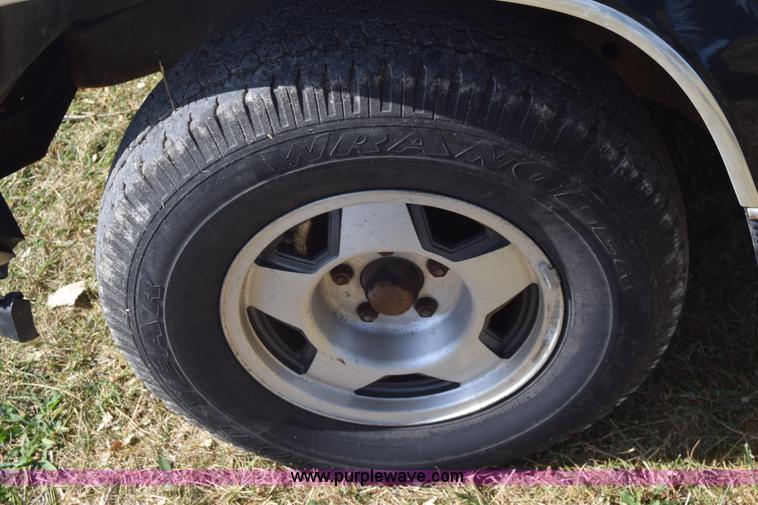 image for item J7024 1989 Chevrolet C1500 pickup truck