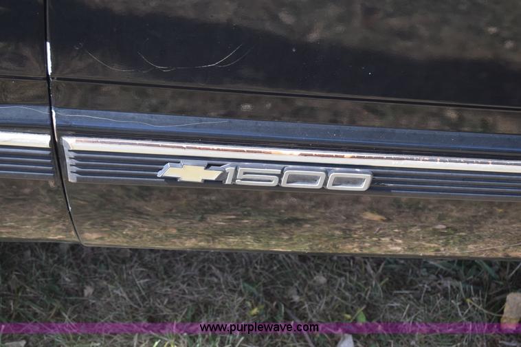 image for item J7024 1989 Chevrolet C1500 pickup truck