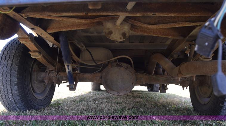 image for item J7024 1989 Chevrolet C1500 pickup truck