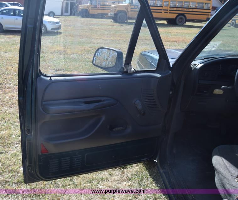 image for item J7025 1993 Ford F150 utility pickup truck