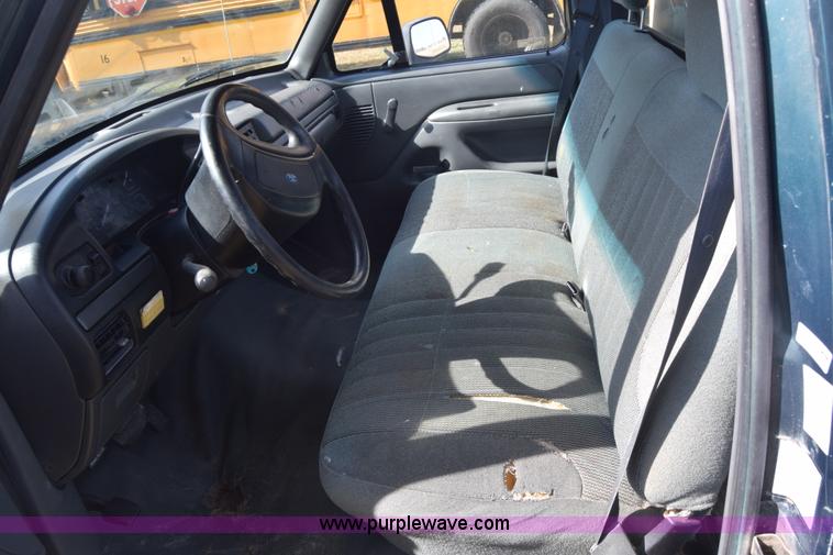 image for item J7025 1993 Ford F150 utility pickup truck