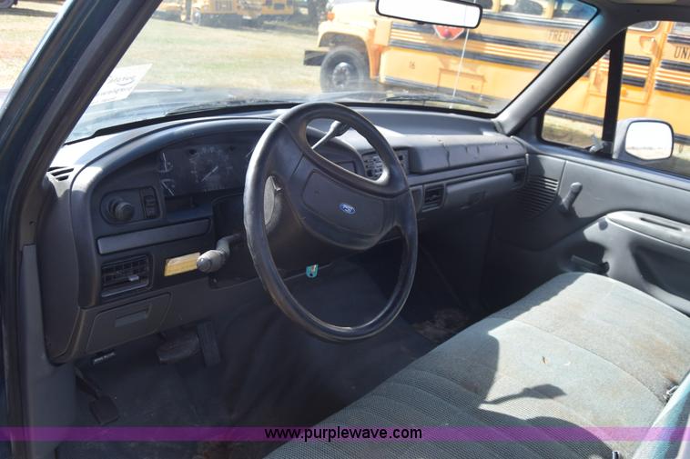 image for item J7025 1993 Ford F150 utility pickup truck