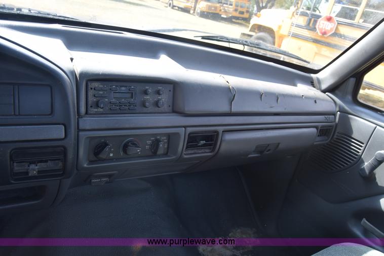 image for item J7025 1993 Ford F150 utility pickup truck