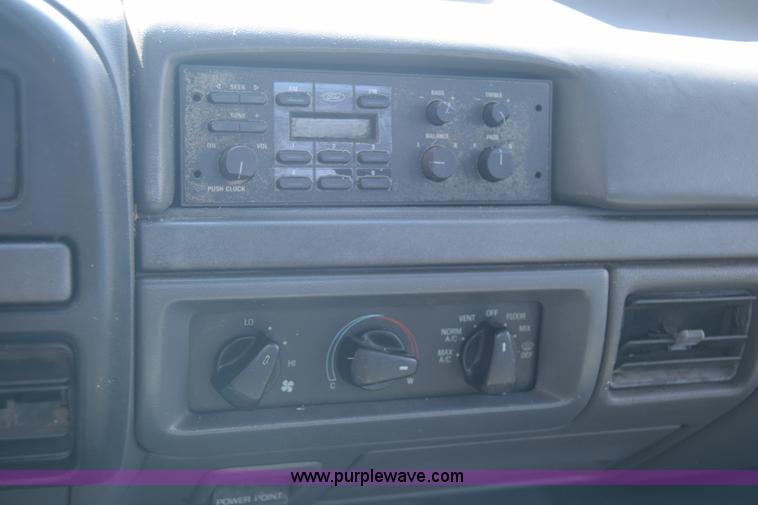 image for item J7025 1993 Ford F150 utility pickup truck