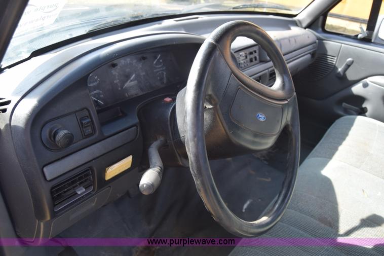 image for item J7025 1993 Ford F150 utility pickup truck