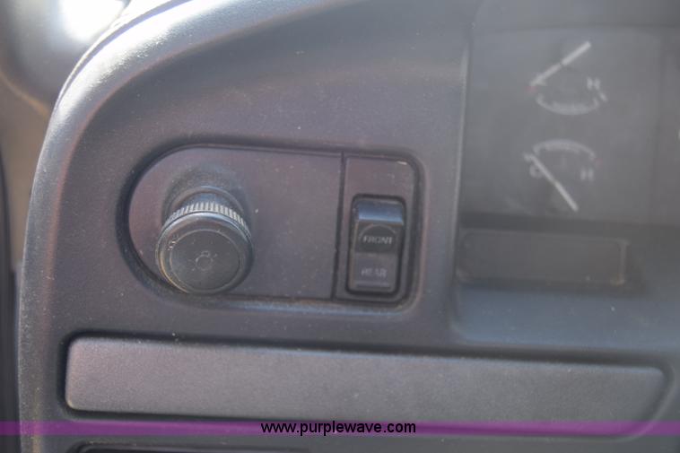 image for item J7025 1993 Ford F150 utility pickup truck