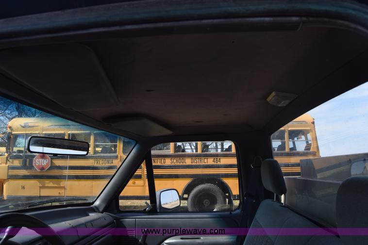 image for item J7025 1993 Ford F150 utility pickup truck