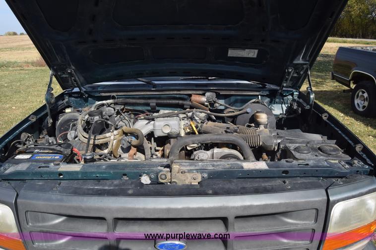 image for item J7025 1993 Ford F150 utility pickup truck