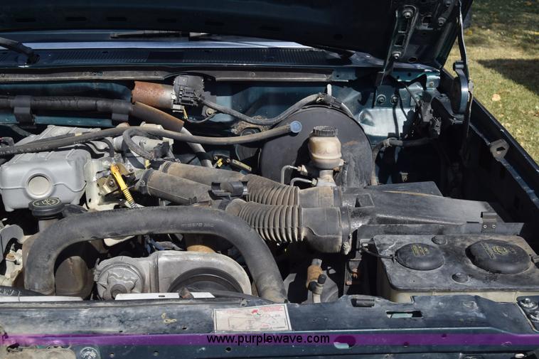 image for item J7025 1993 Ford F150 utility pickup truck