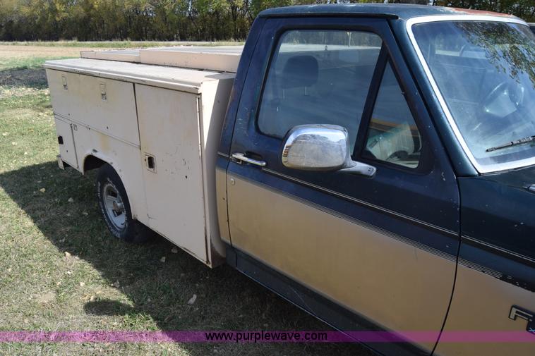 image for item J7025 1993 Ford F150 utility pickup truck