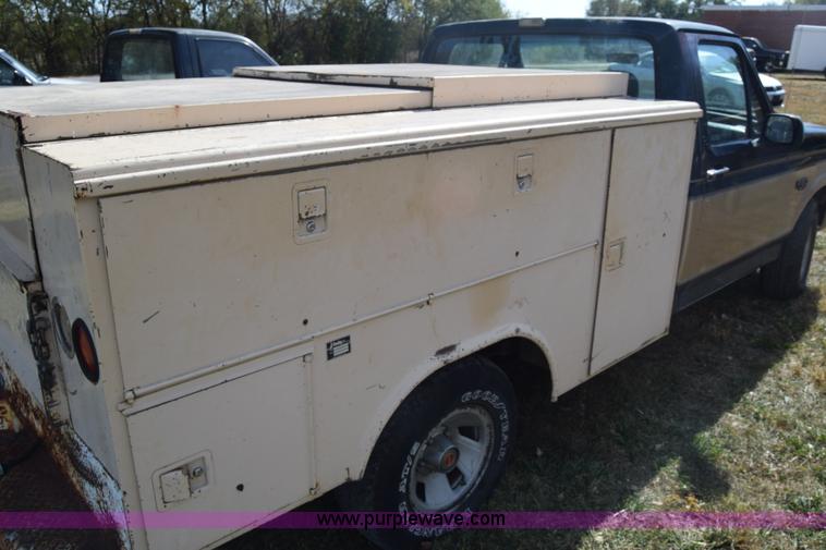 image for item J7025 1993 Ford F150 utility pickup truck