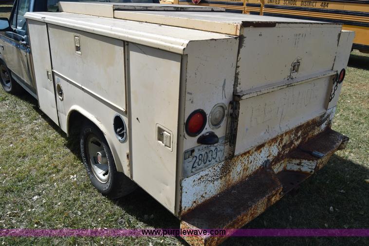 image for item J7025 1993 Ford F150 utility pickup truck