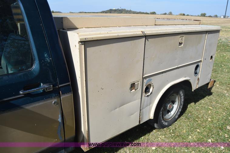 image for item J7025 1993 Ford F150 utility pickup truck