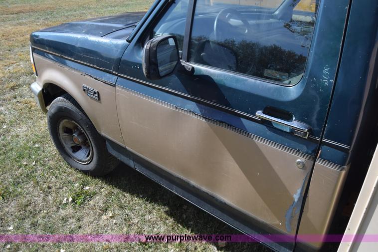 image for item J7025 1993 Ford F150 utility pickup truck