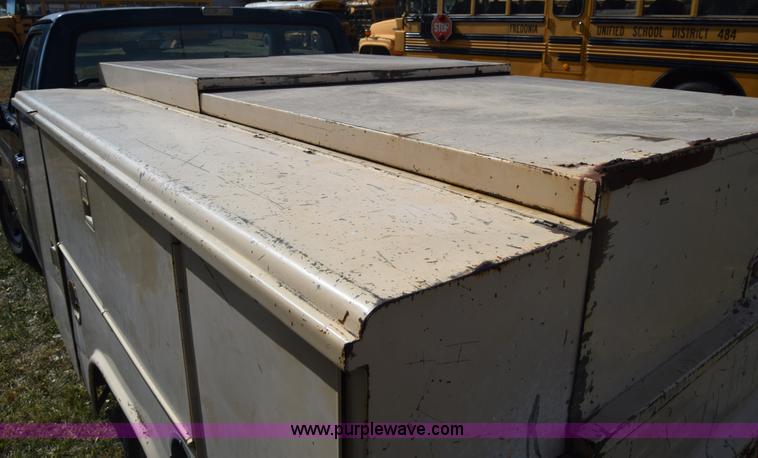 image for item J7025 1993 Ford F150 utility pickup truck