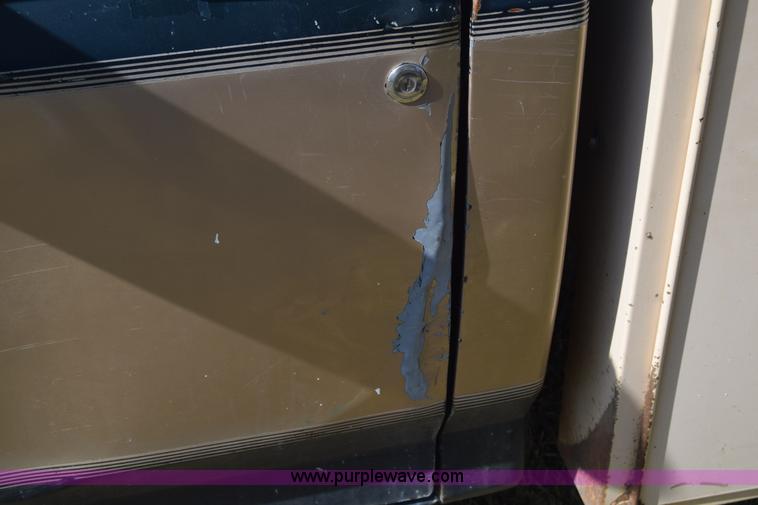 image for item J7025 1993 Ford F150 utility pickup truck