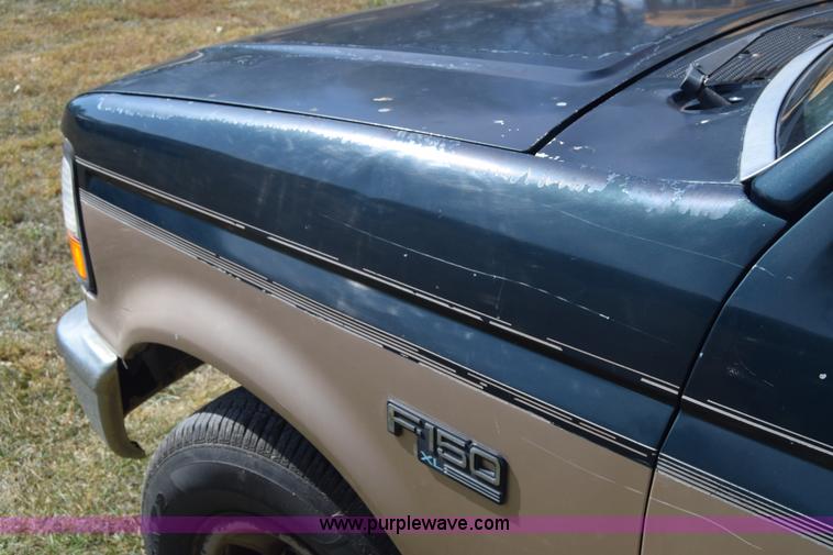 image for item J7025 1993 Ford F150 utility pickup truck